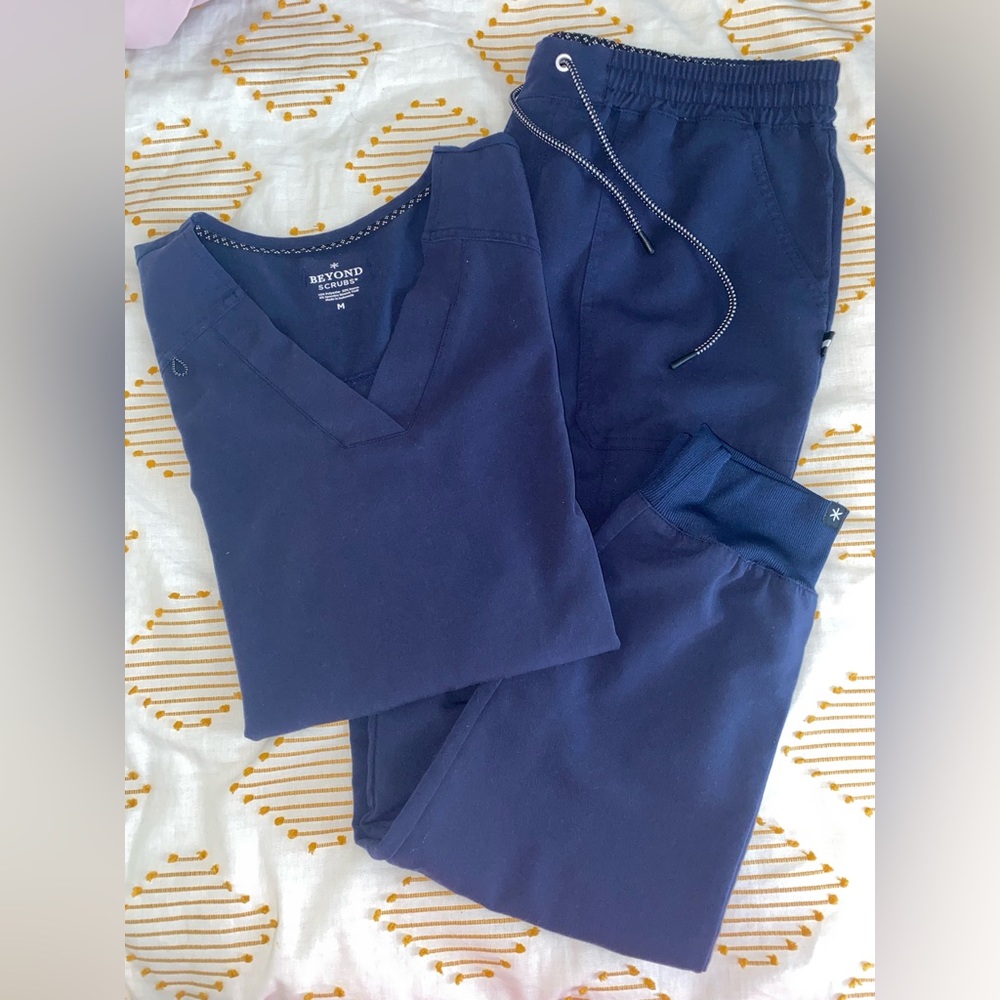 Beyond Scrubs - Navy Jogger Scrub Set